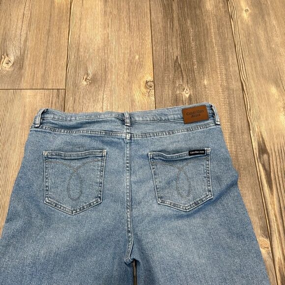 Calvin Klein Jeans Straight Leg Crop - Picture 3 of 9